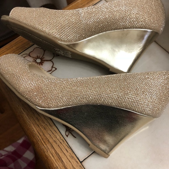 Gold bling (not glitter) shoes - Picture 2 of 2